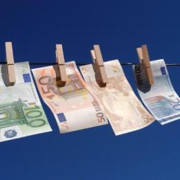 Strijd tegen witwassen van geld: aan een wasdraad hangen verschillende eurobiljetten te drogen