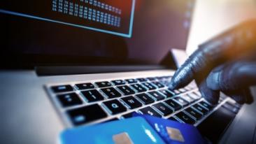 Cloned firm: een oplichter gebruikt een gestolen kredietkaart en laptop