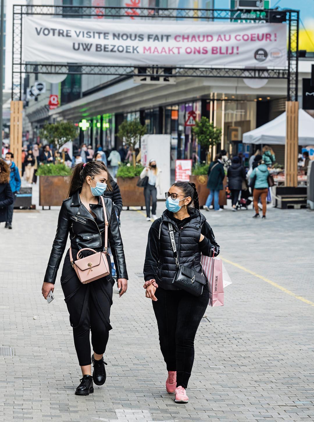 Twee dames lopen in een winkelstraat