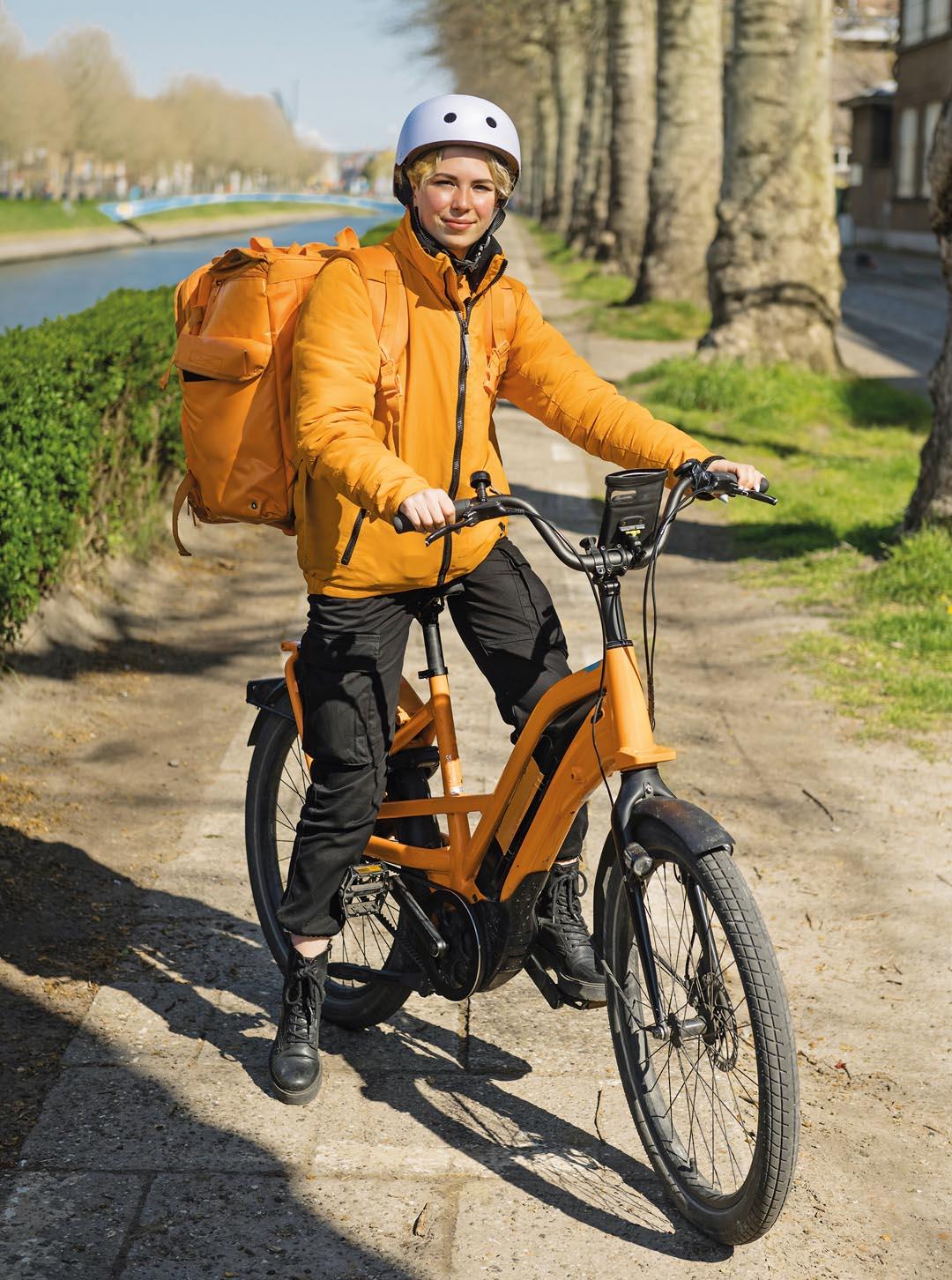 Een fietser op haar fiets langs het Kanaal