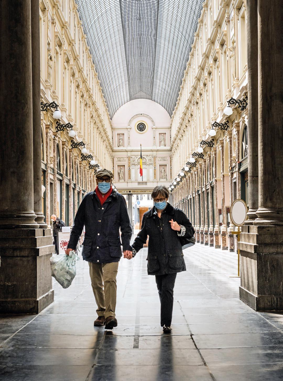 Un couple se promène dans une galérie de shopping