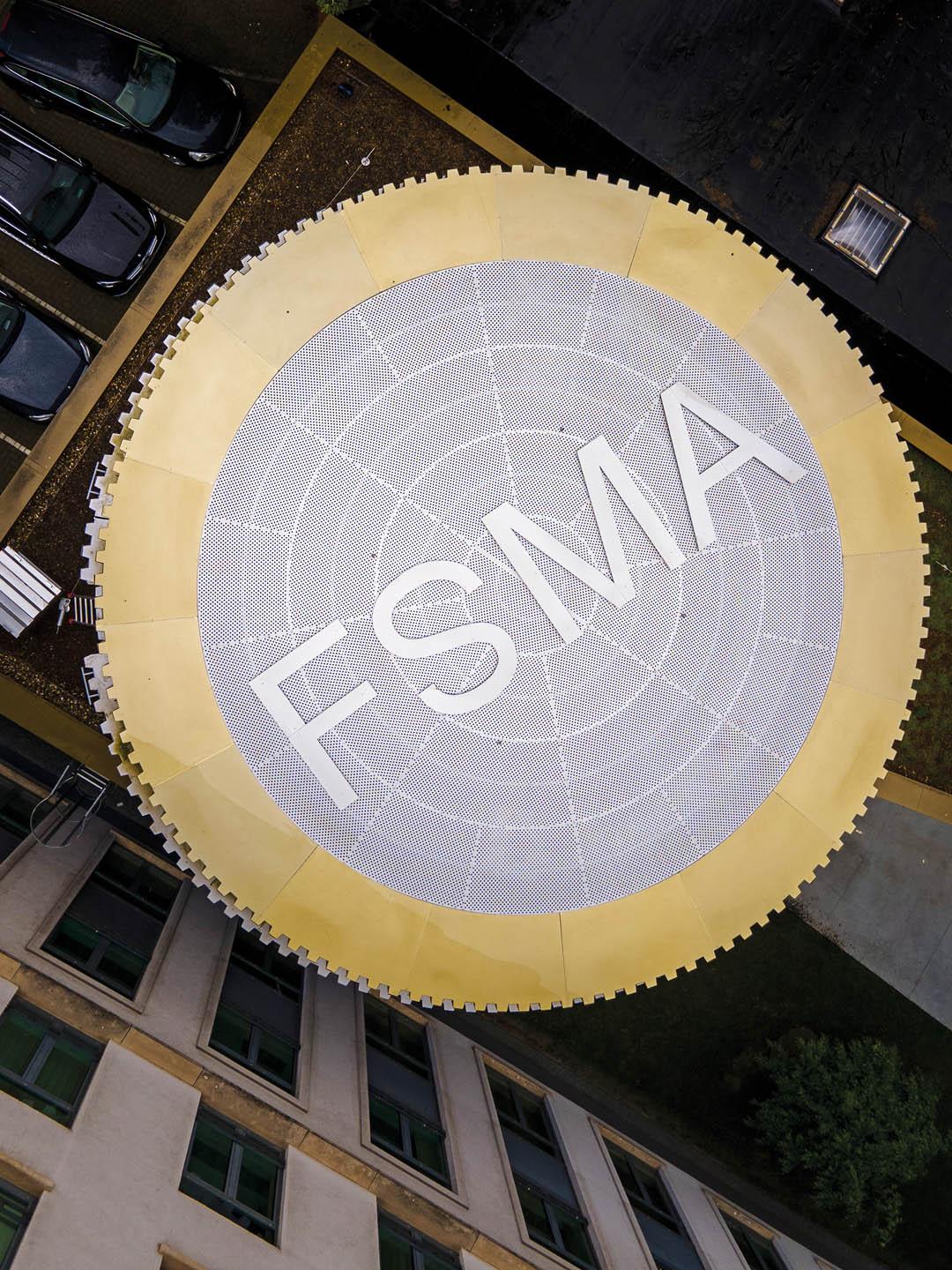 Een zicht op het dak van het Wikifin Lab met de letters FSMA