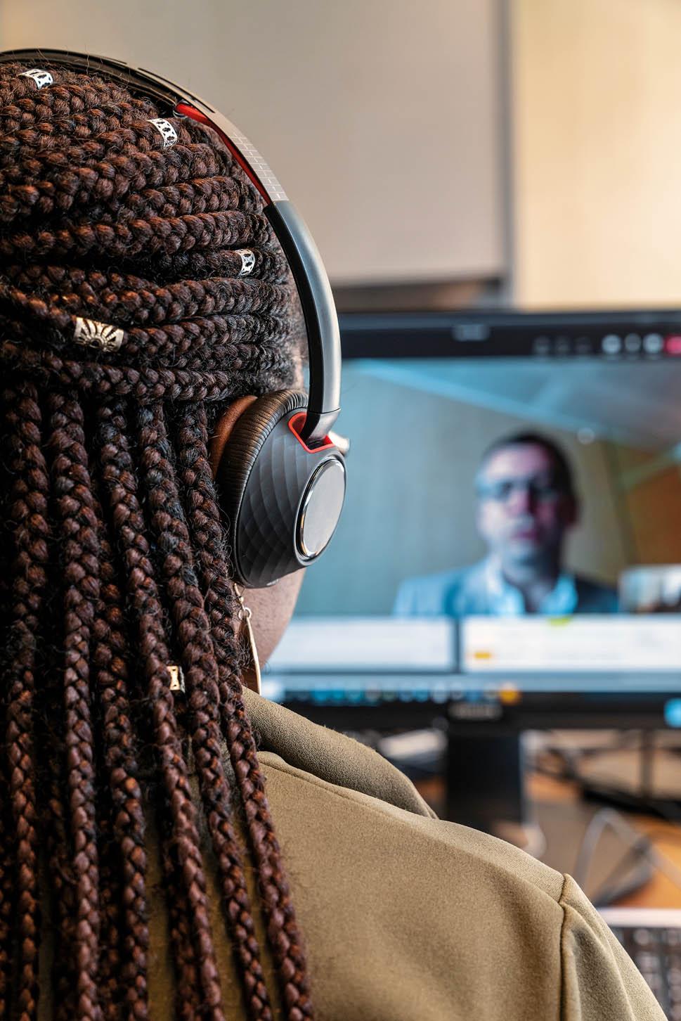 Een FSMA-medewerkster doet een call via haar laptop