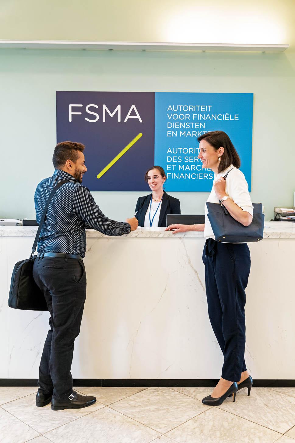 FSMA-medewerkers praten aan het onthaal van de FSMA