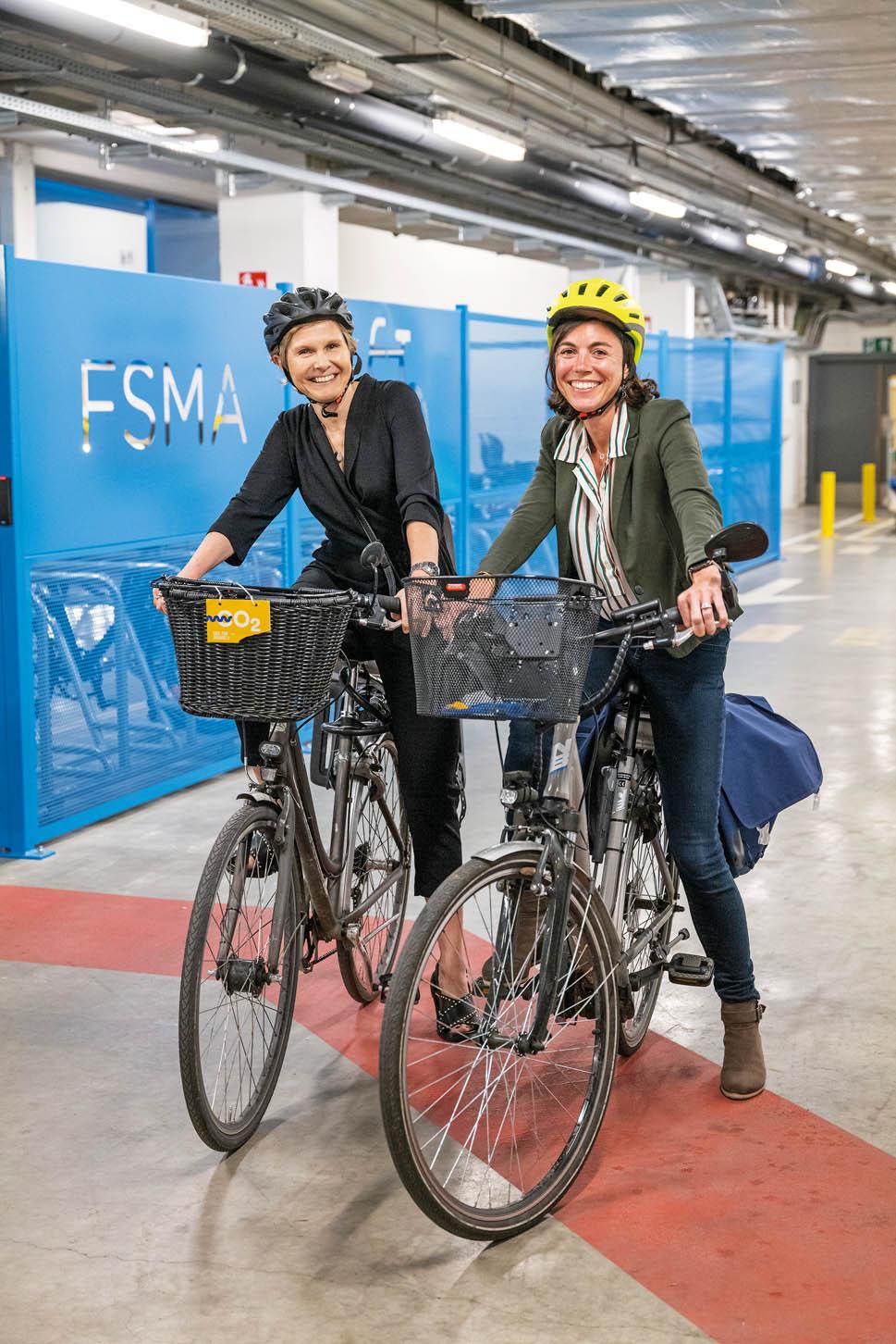 Twee FSMA-medewerksters vertrekken met de fiets