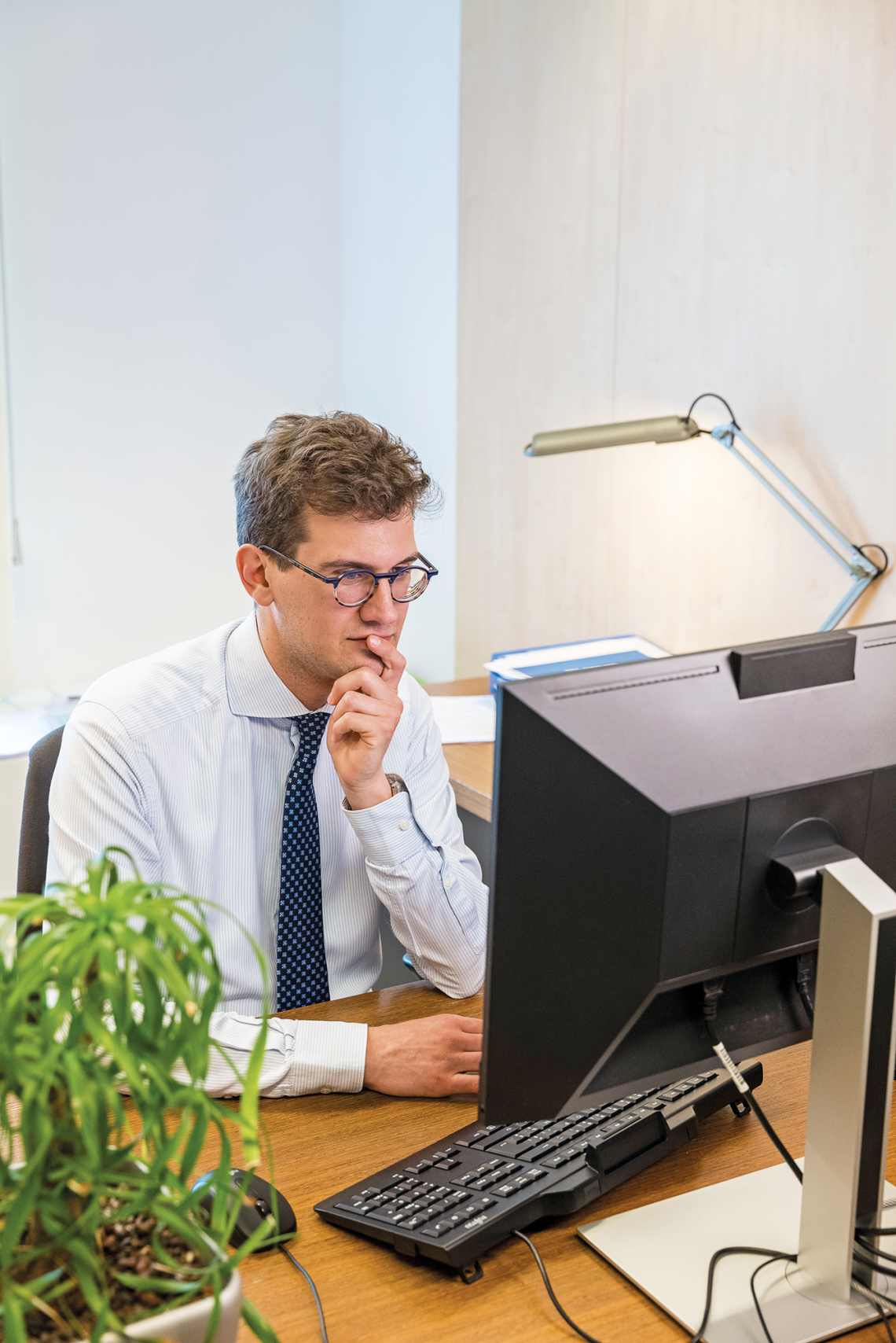 Een FSMA-medewerker werkt op een computer