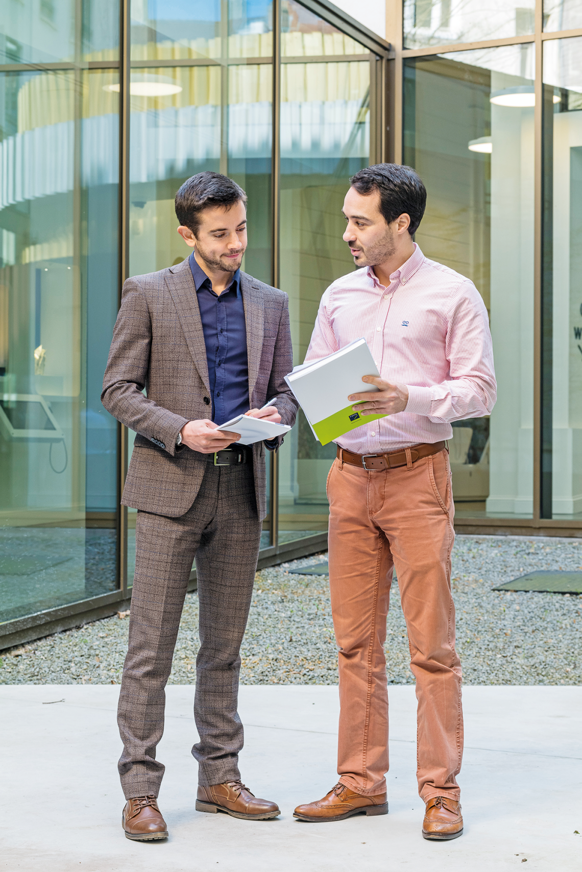 Twee FSMA-medewerkers bespreken het jaarverslag