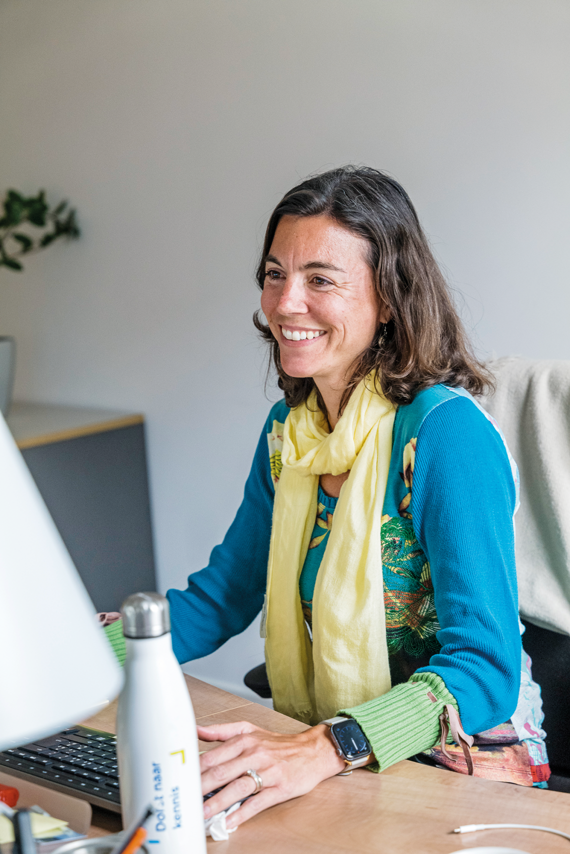 Een FSMA-medewerkster werkt op een laptop