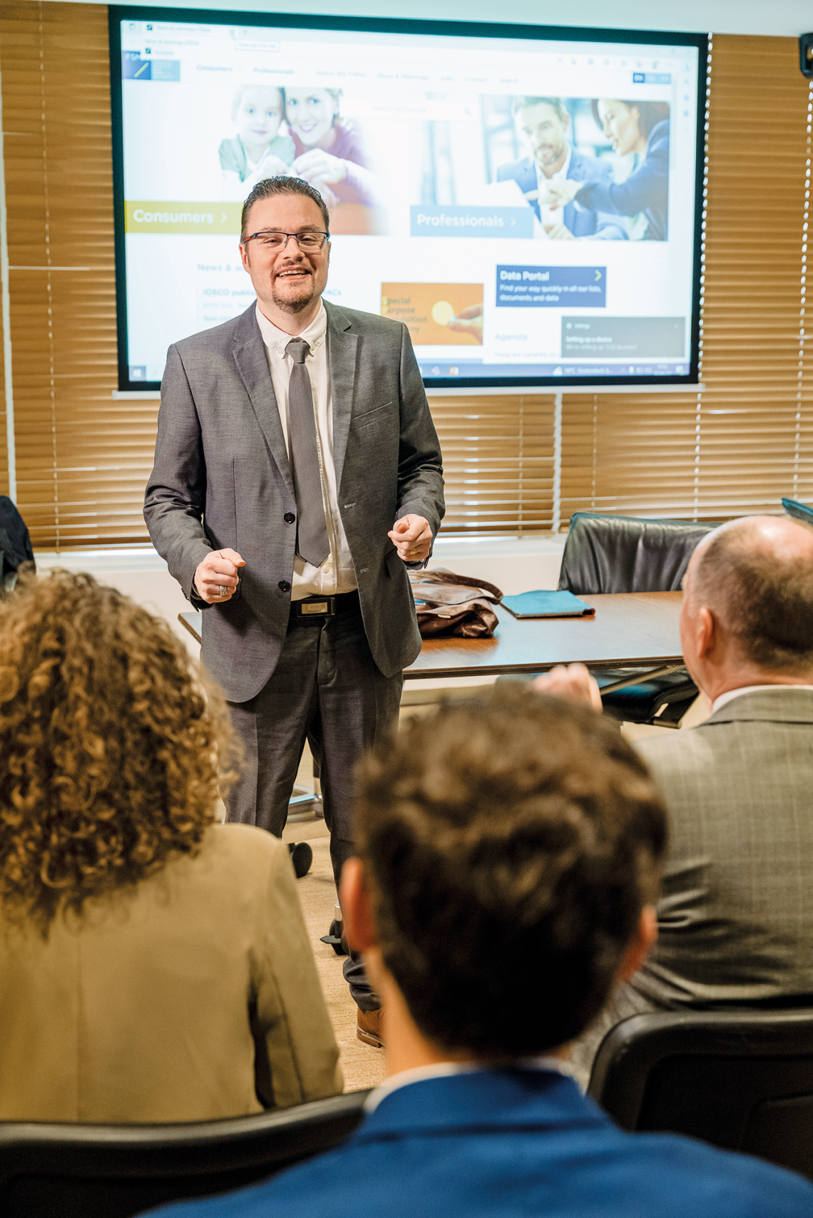 Een FSMA-medewerkster geeft een presentatie