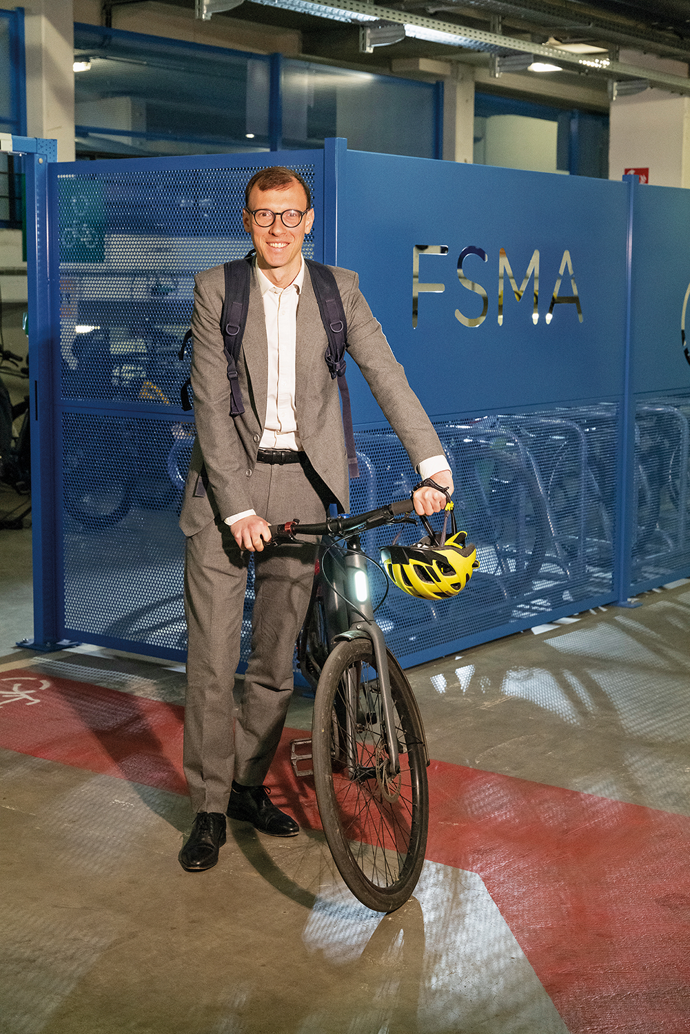 FSMA-medewerker vertrekt met de fiets in de fietsenstalling van de FSMA