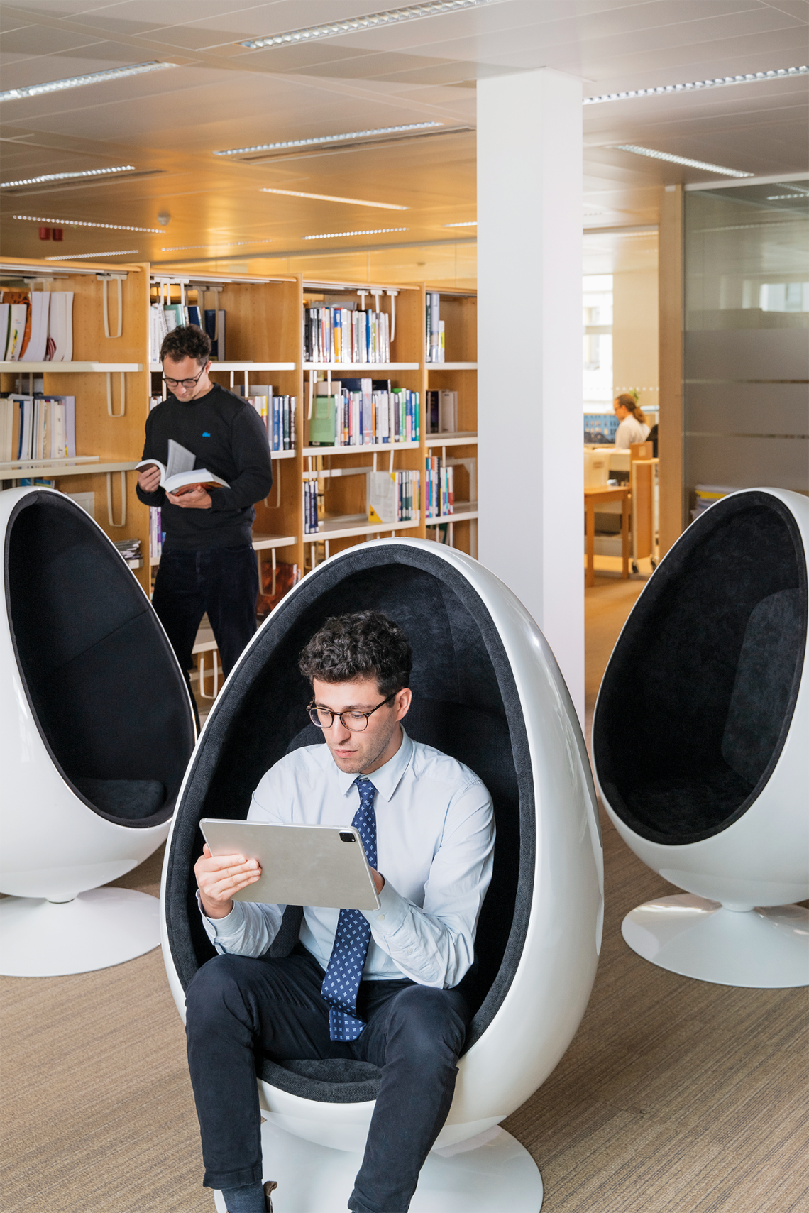 FSMA-medewerkers lezen informatie in de bibliotheek