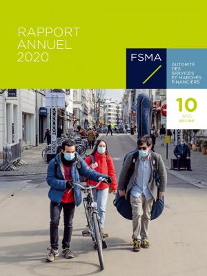 Cover rapport annuel de la FSMA: 10 ans FSMA - Trois jeunes qui portent leurs masques se promènent dans la rue