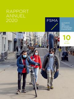 Cover rapport annuel de la FSMA: 10 ans FSMA - Trois jeunes qui portent leurs masques se promènent dans la rue