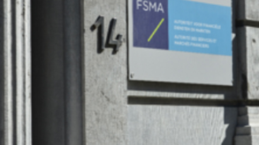 Aan de inkom van het FSMA-gebouw hangt een paneel met het logo van de FSMA