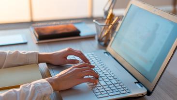 Jobs: een vrouw werkt van thuis uit op haar laptop