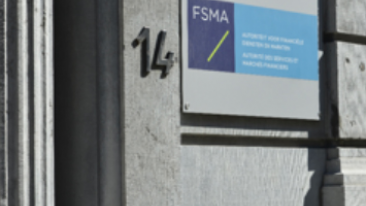 Un panneau avec le logo de la FSMA est accroché à l'entrée du bâtiment de la FSMA