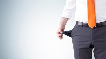 Offres frauduleuses : un homme d'affaires montre une poche de pantalon vide