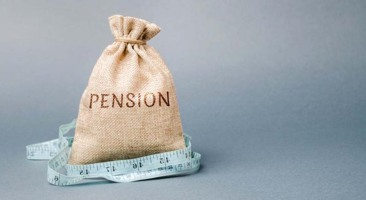Pensioenen: een zak met geld en meetlint en het woord pensioen op de zak geschreven Pensioenen: een zak met geld en meetlint en het woord pensioen op de zak geschreven