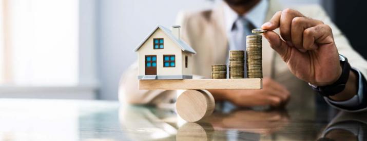 Pensioenen: een zakenman probeert een balans te vinden tussen zijn huis en het geld dat hij verdient Pensioenen: een zakenman probeert een balans te vinden tussen zijn huis en het geld dat hij verdient