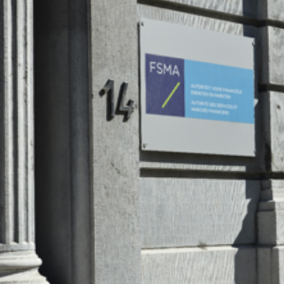 Aan de inkom van het FSMA-gebouw hangt een paneel met het logo van de FSMA