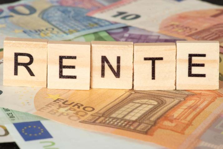 Pensioenen: verschillende eurobiljetten met Scrabble-letters die ‘rente’ spellen