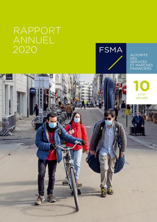 Cover rapport annuel de la FSMA: 10 ans FSMA - Trois jeunes qui portent leurs masques se promènent dans la rue
