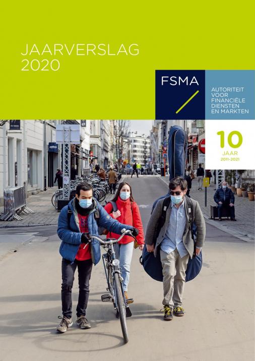 Cover jaarverslag FSMA: 10 jaar FSMA - Drie jongeren met masker wandelen door de straat