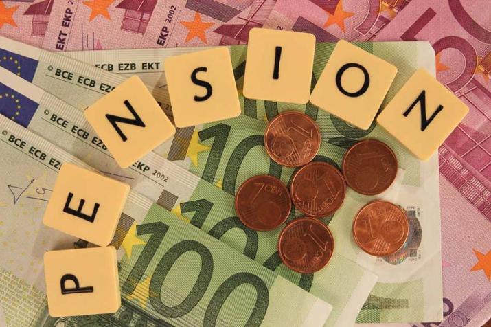 Pensioenen: verschillende eurobiljetten en muntstukken met Scrabble-letters die 'pension' spellen Pensioenen: verschillende eurobiljetten en muntstukken met Scrabble-letters die 'pension' spellen