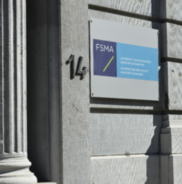 Un panneau avec le logo de la FSMA est accroché à l'entrée du bâtiment de la FSMA