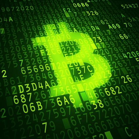 Virtuele munten: het symbool van Bitcoin op een groene achtergrond met cijfergegevens