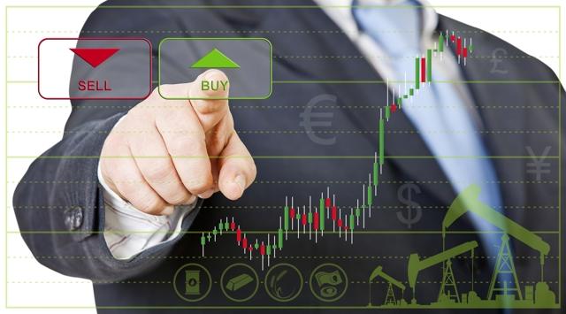 Frauduleuze online-tradingplatformen: een zakenman doet transacties op de beurs en klikt op kopen