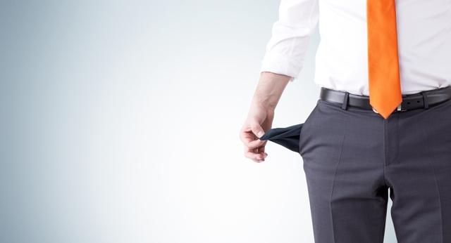 Offres frauduleuses : un homme d'affaires montre une poche de pantalon vide
