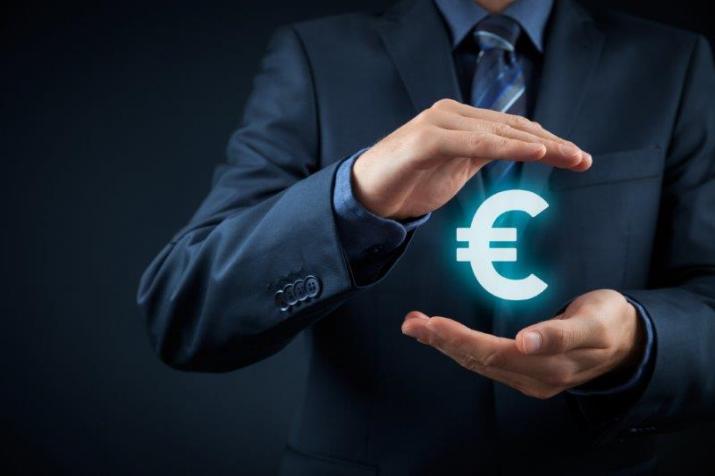 MiFID: het euroteken tussen handen gehouden als teken van bescherming
