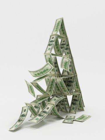 Financiële piramide, ponzi-fraude: Amerikaanse dollarbiljetten opgestapeld als een kaartenhuis